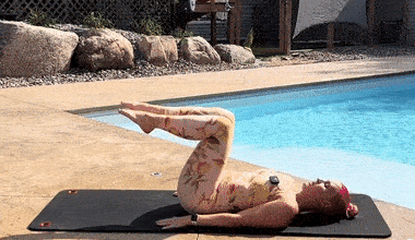 pilates-pelvic-floor-strengthening-exercises-for-beginners-single-leg-stretch-at-home-PILATESBODY-by-Kayla
