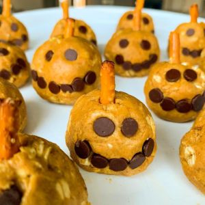 These Protein Pumpkins will satisfy your sweet tooth and give you energy as a healthy snack.