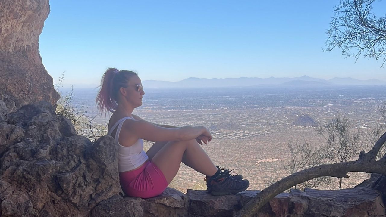 Pilatesbody by Kayla sitting outside in nature.