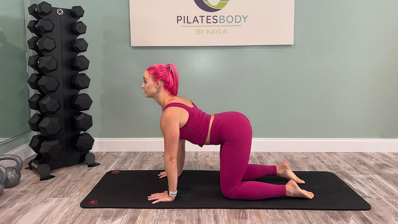 Pilatesbody by Kayla doing the cat/cow exercise.